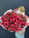 Букет из 25 красно-белых кустовых роз