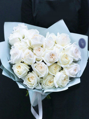 Букет из 23 пионовидных роз White Ohara