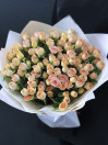 Букет из 25 кремово-персиковых кустовых роз