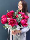 Букет из 9 пионов в крафт-пакете