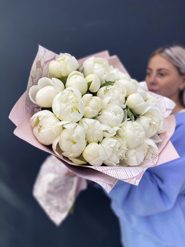 Букет из 25 белых пионов