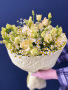 Букет с эустомой и ромашками