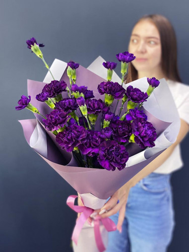 Букет из 19 фиолетовых гвоздик