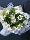 Букет из ромашек с зеленью