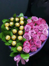 Сердце из черничных роз и конфет Ferrero Rocher