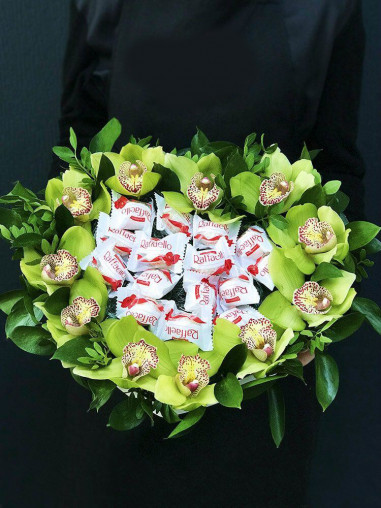 Сердце из орхидей и конфет Raffaello